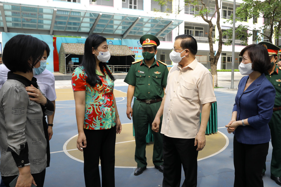 Bí thư Thành ủy Hà Nội Đinh Tiến Dũng kiểm tra Khu vực dự phòng cách ly y tế tại Trường Tiểu học Phú Thượng, phường Phú Thượng, quận Tây Hồ, Hà Nội. (Ảnh: Nguyễn Điệp/TTXVN)