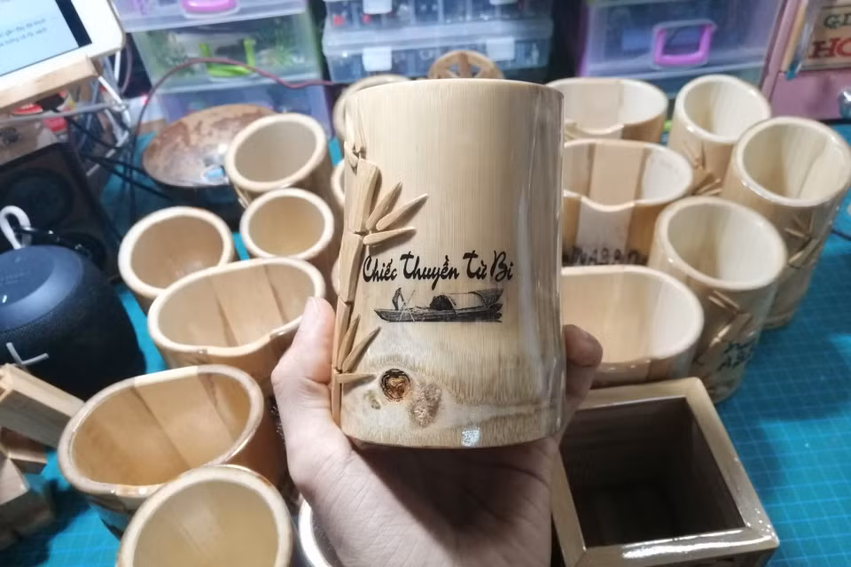 Những sản phẩm độc đáo từ tre do Hồ Em tạo ra. (Ảnh: Công Mạo/TTXVN)