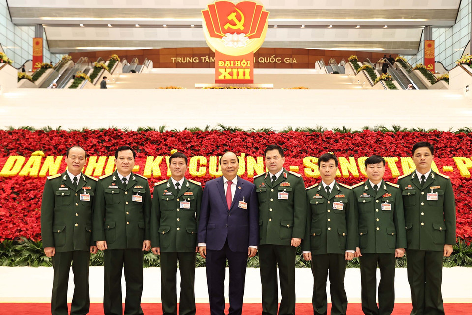  Ủy viên Bộ Chính trị, Thủ tướng Chính phủ Nguyễn Xuân Phúc chụp ảnh chung với đại biểu đoàn Đảng bộ Quân đội. (Ảnh: TTXVN)