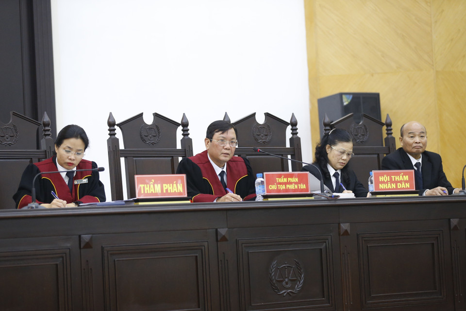 Chủ tọa phiên tòa, Thẩm phán Nguyễn Ngọc Huân xét hỏi các bị cáo. (Ảnh: Doãn Tấn/TTXVN)