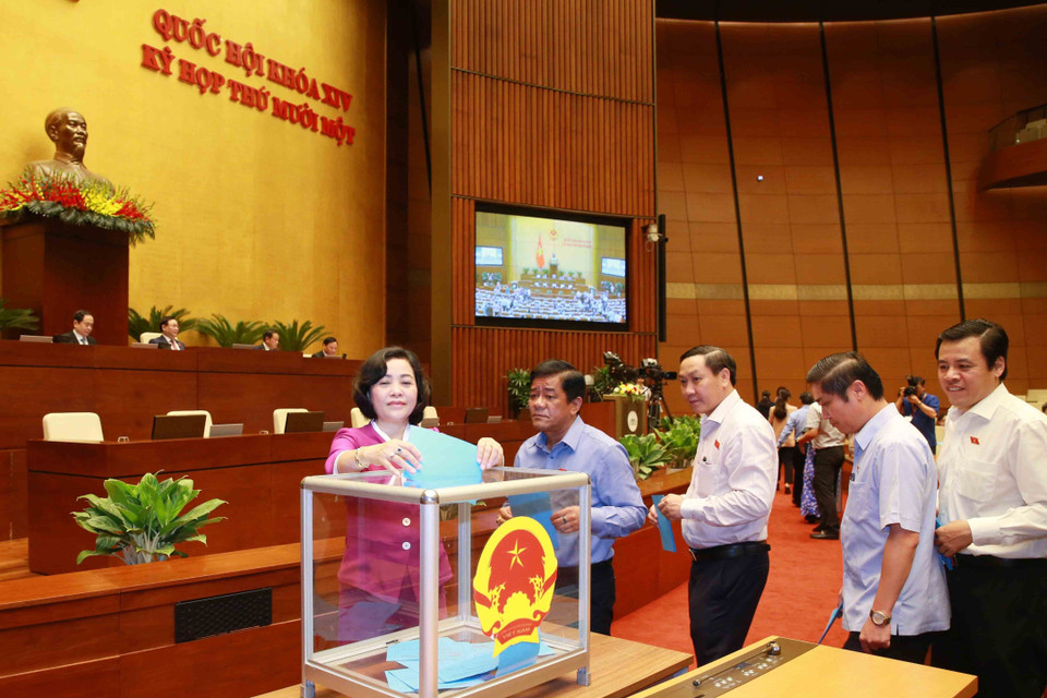 Các đại biểu Quốc hội bỏ phiếu miễn nhiệm Thủ tướng Chính phủ. (Ảnh: Văn Điệp/TTXVN)