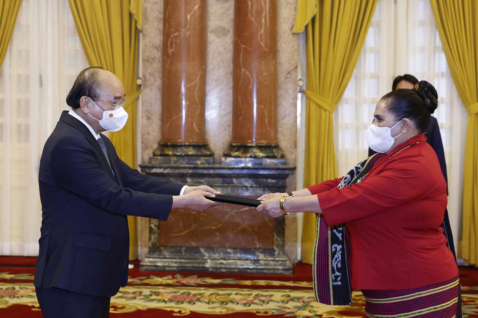 Chủ tịch nước Nguyễn Xuân Phúc nhận Quốc thư của Đại sứ Timor Leste tại Việt Nam Maria Olandina Isabel Caeiro Alves. (Ảnh: Thống Nhất/TTXVN)