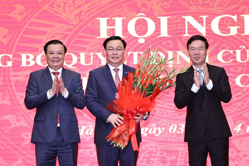 Ông Võ Văn Thưởng, Ủy viên Bộ Chính trị, Thường trực Ban Bí thư và ông Đinh Tiến Dũng tặng hoa Chủ tịch Quốc hội Vương Đình Huệ. (Ảnh: Trọng Đức/TTXVN)