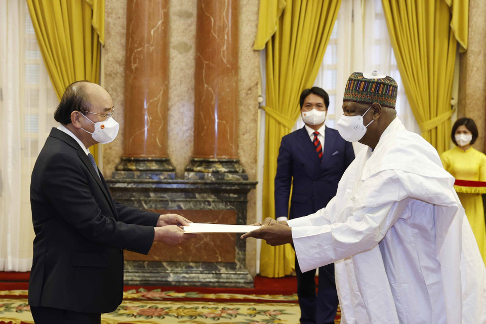 Chủ tịch nước Nguyễn Xuân Phúc nhận Quốc thư của Đại sứ Nigieria Hassan Adamu Mamani. (Ảnh: Thống Nhất/TTXVN)