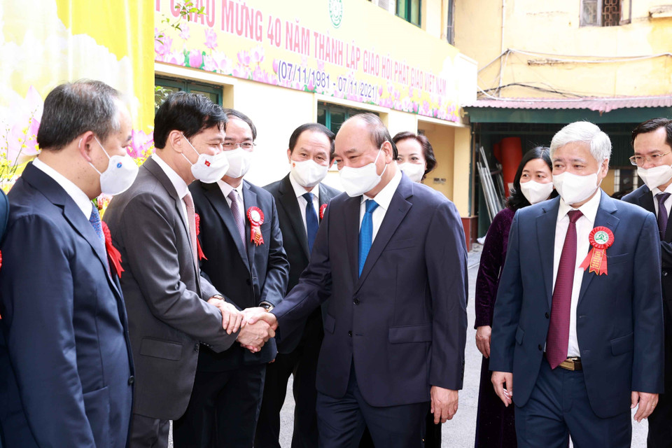 Chủ tịch nước Nguyễn Xuân Phúc bắt tay các đại biểu. (Ảnh: Thống Nhất/TTXVN)