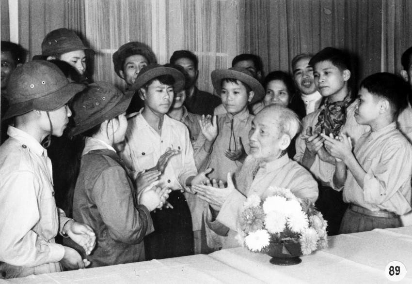 Chủ tịch Hồ Chí Minh với các cháu thiếu niên là dũng sỹ diệt Mỹ ở miền Nam ra thăm miền Bắc (3/1962). (Ảnh: TTXVN)