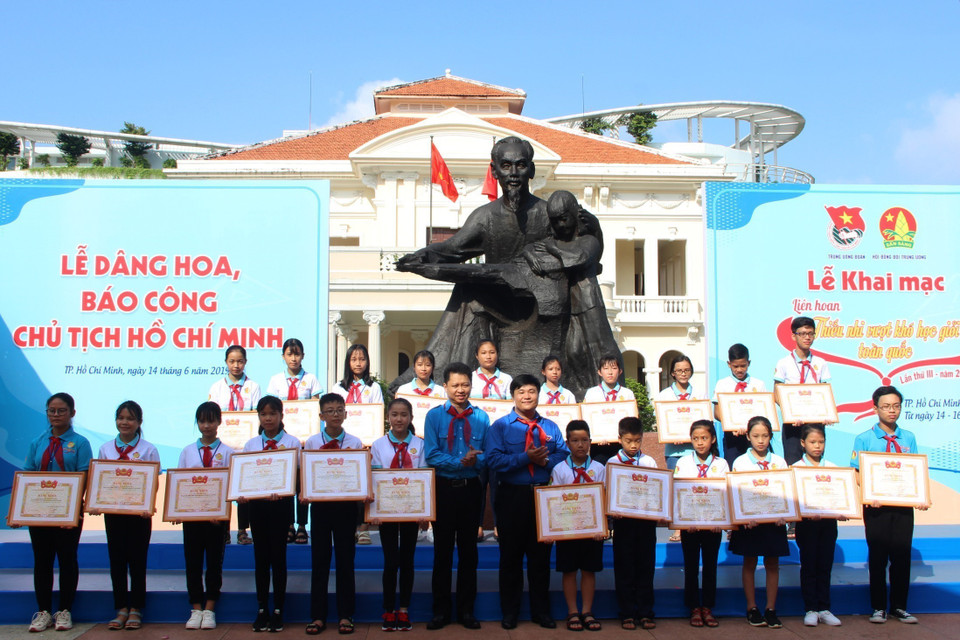 Trao tặng Bằng khen của Trung ương Đoàn cho thiếu nhi vượt khó học giỏi toàn quốc tại Liên hoan Thiếu nhi vượt khó học giỏi toàn quốc lần thứ 3 năm 2019 tại thành phố Hồ Chí Minh. (Ảnh: Xuân Dự/TTXVN)