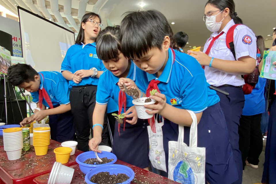 Các em học sinh tham gia hoạt động hướng dẫn trồng và chăm sóc cây xanh tại Lễ tổng kết chương trình Vì Việt Nam xanh, sạch và an toàn cho trẻ em năm 2020 và Ngày hội Thiếu nhi với môi trường. (Ảnh: Hồng Giang/TTXVN)