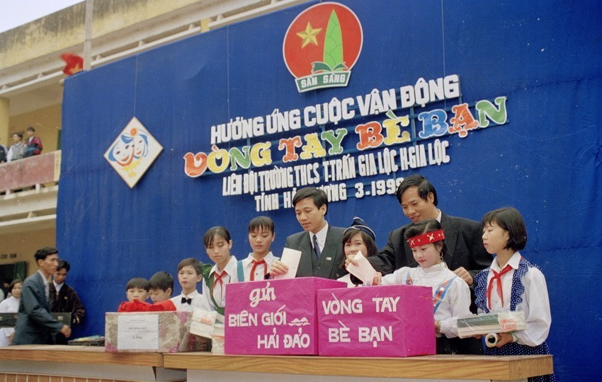 Các em học sinh và thầy cô trường THCS Gia Lộc, Hải Dương hưởng ứng Lễ phát động ủng hộ cuộc vận động "Vòng tay bè bạn" trong thiếu nhi cả nước nhằm giúp đỡ thiếu nhi có hoàn cảnh khó khăn vùng sâu, vùng xa, biên giới, hải đảo (1999). (Ảnh: Đình Trân/TTXVN)