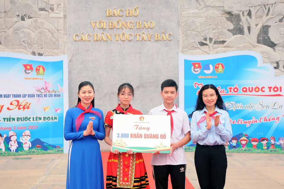 Trao tặng 3.000 chiếc khăn quàng đỏ của Hội Đồng đội Trung ương cho các em thiếu nhi tỉnh Sơn La tại Ngày hội Thiếu nhi vui khỏe - Tiến bước lên đoàn năm 2021. (Ảnh: Quang Quyết/TTXVN)