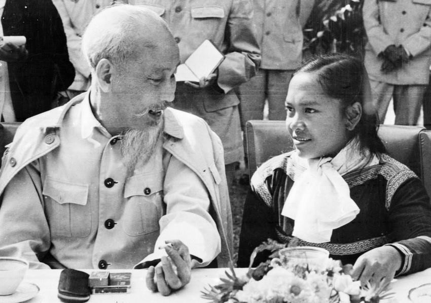 Chủ tịch Hồ Chí Minh hỏi chuyện thân mật với cháu Hay Đơn, thiếu nhi dân tộc Tây Nguyên ra thăm miền Bắc. (Ảnh: TTXVN)