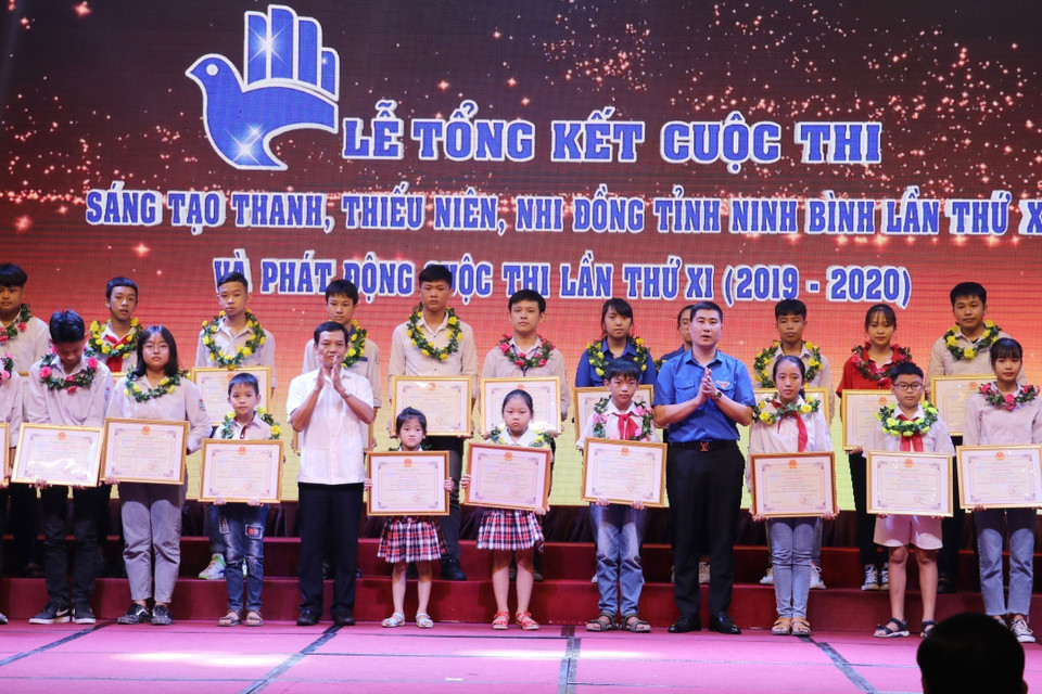 Ban tổ chức trao giải cho các học sinh có mô hình/sản phẩm xuất sắc tại Cuộc thi sáng tạo thanh, thiếu niên và nhi đồng tỉnh Ninh Bình lần thứ X (2019). (Ảnh: Đức Phương/TTXVN)