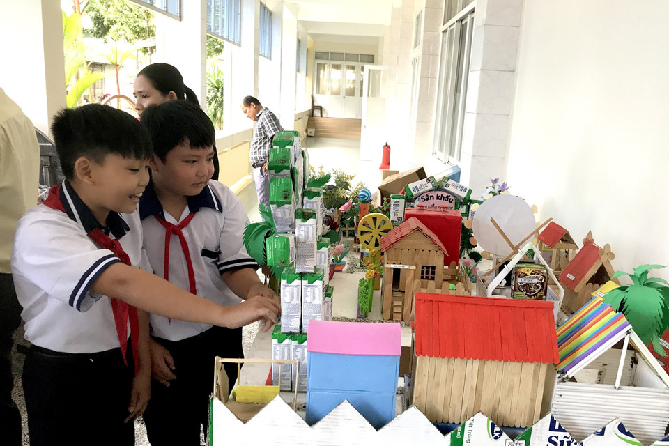 Các em học sinh tham quan những sản phẩm tại Cuộc thi Sáng tạo Thanh thiếu niên, nhi đồng lần thứ IX được tổ chức tại Vĩnh Long (2020). (Ảnh: Lê Thúy Hằng/TTXVN)