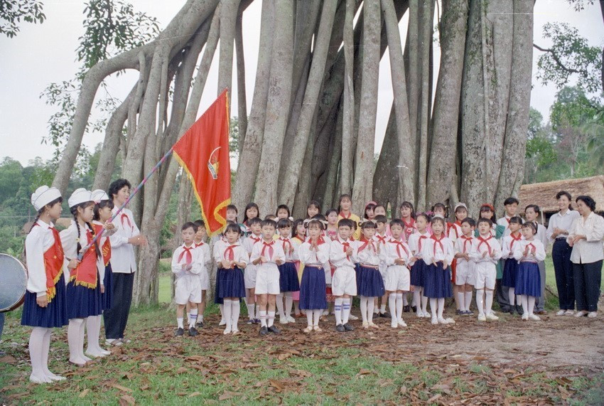 Lễ kết nạp đội viên Đội Thiếu niên Tiền phong Hồ Chí Minh của trường Tiểu học, Phổ thông Cơ sở Hồng Thái (Tuyên Quang) tại Cây đa Tân Trào lịch sử (1995). (Ảnh: Đình Trân/TTXVN)