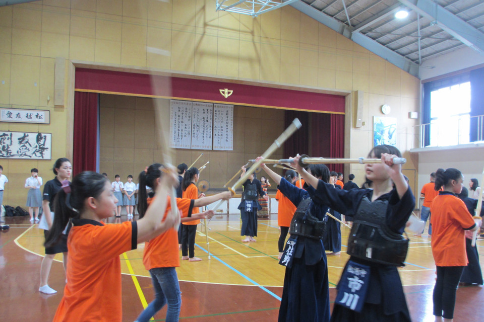 Đoàn thiếu niên Việt Nam giao lưu với câu lạc bộ kiếm đạo của Trường PTCS Matsubara ở Kyoto, Nhật Bản (2019). (Ảnh: Đào Tùng/TTXVN)