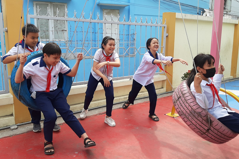Học sinh trường Tiểu học Nguyễn Thái Bình, thị trấn Cần Giuộc, huyện Cần Giuộc vui thích trong khu vui chơi mới được Đoàn Đội các cấp thuộc Tỉnh Đoàn Long An trao tặng (2021). (Ảnh: Đức Hạnh/TTXVN)