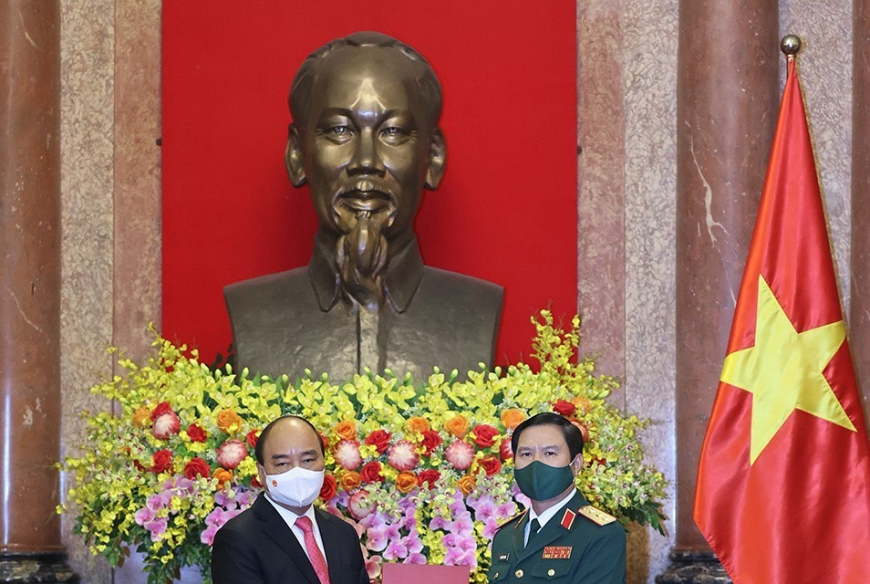 Chủ tịch nước Nguyễn Xuân Phúc trao Quyết định bổ nhiệm chức vụ Tổng Tham mưu trưởng Quân đội nhân dân Việt Nam cho Thượng tướng Nguyễn Tân Cương. (Ảnh: Thống Nhất/TTXVN) 