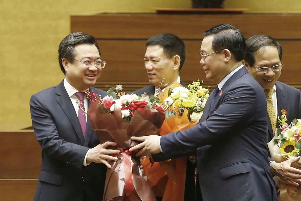 Chủ tịch Quốc hội Vương Đình Huệ tặng hoa chúc mừng Bộ trưởng Bộ Xây dựng Nguyễn Thanh Nghị. (Ảnh: Doãn Tấn/TTXVN)