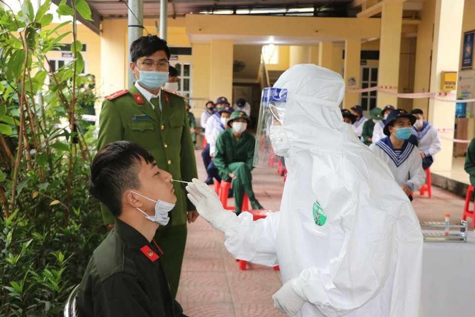 Sáng 7/3, tại trạm y tế xã Yết Kiêu, huyện Gia Lộc, 27 thanh niên xã Yết Kiêu đã được lấy mẫu xét nghiệm SARS-CoV-2 trước khi lên đường nhập ngũ. (Ảnh: Mạnh Minh/TTXVN)