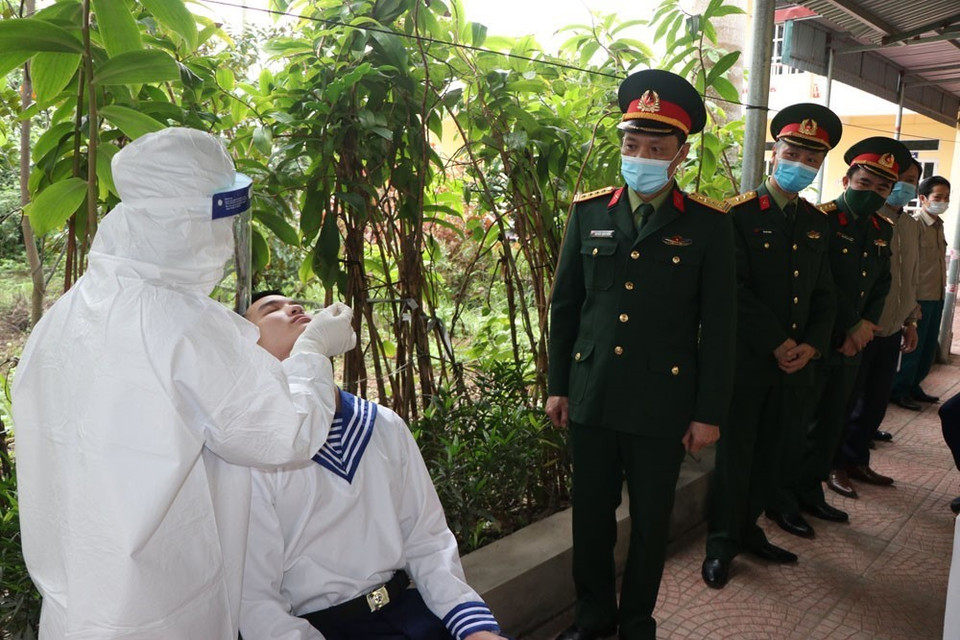 Sáng 7/3, Đại diện lãnh đạo Bộ Chỉ huy quân sự tỉnh Hải Dương kiểm tra việc lấy mẫu xét nghiệm tại trạm y tế xã Yết Kiêu, huyện Gia Lộc. (Ảnh: Mạnh Minh/TTXVN)