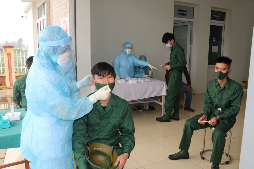 Sáng 7/3, tại trạm y tế xã Hưng Đạo, huyện Tứ Kỳ, 18 thanh niên xã Hưng Đạo đã được lấy mẫu xét nghiệm SARS-CoV-2 trước khi lên đường nhập ngũ. (Ảnh: Mạnh Minh/TTXVN)