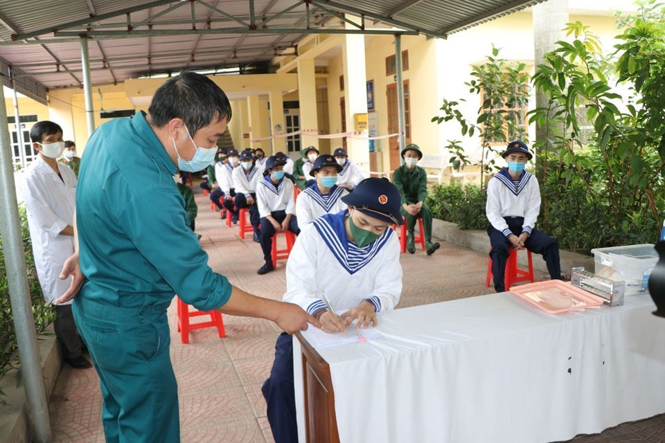 Sáng 7/3, tại trạm y tế xã Yết Kiêu, huyện Gia Lộc, 27 thanh niên xã Yết Kiêu đã được lấy mẫu xét nghiệm SARS-CoV-2 trước khi lên đường nhập ngũ. (Ảnh: Mạnh Minh/TTXVN)