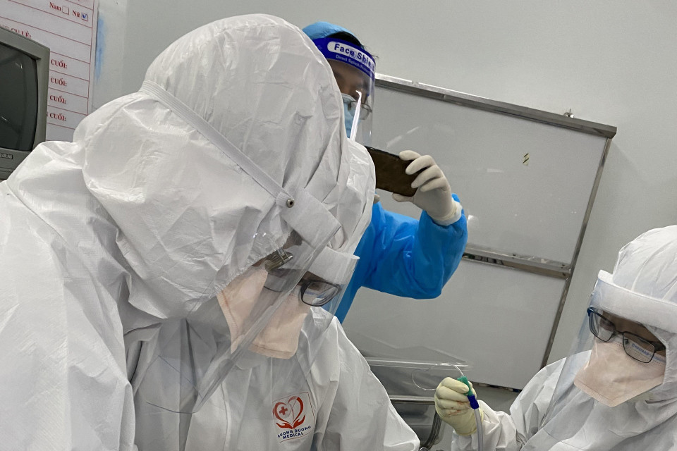 Bác sỹ 3 bệnh viện: Bệnh viện Hồi sức COVID-19, Bệnh viện Trưng Vương và Bệnh viện Nhi đồng Thành phố mổ lấy thai thành công cho thai phụ mắc COVID-19. (Ảnh: TTXVN phát)