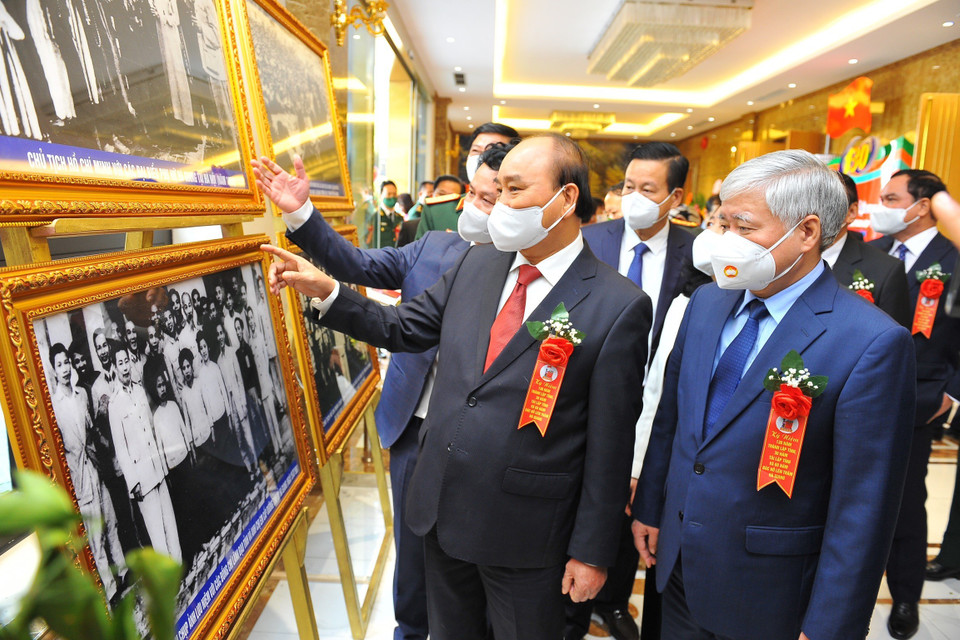 Chủ tịch nước Nguyễn Xuân Phúc tham quan triển lãm ảnh và gian trưng bày các đặc sản của tỉnh Hà Giang. (Ảnh: Minh Đức/TTXVN)