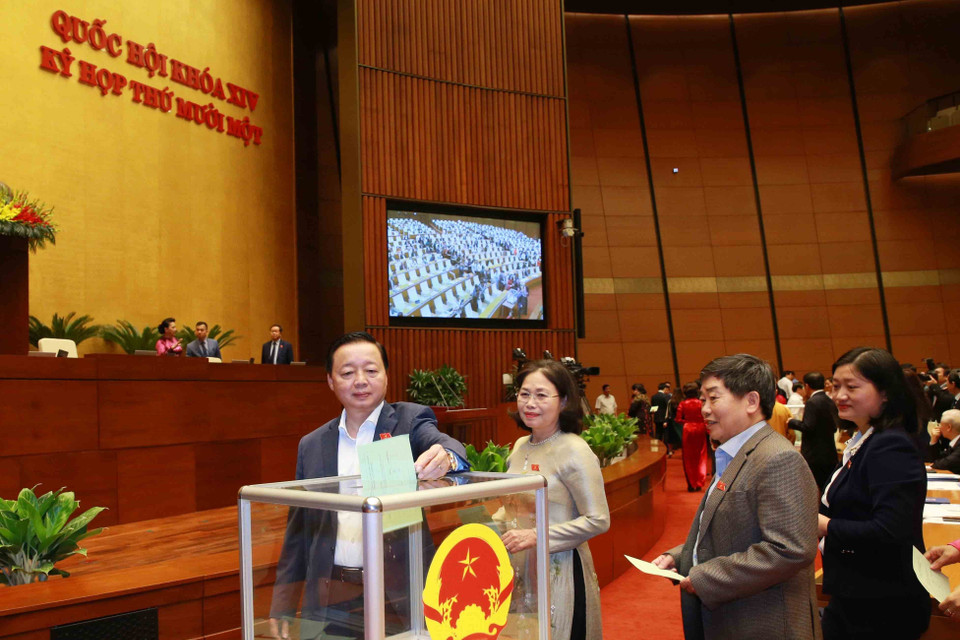 Đại biểu Quốc hội bỏ phiếu bầu Chủ tịch Quốc hội, Chủ tịch Hội đồng bầu cử quốc gia. (Ảnh: Phương Hoa/TTXVN)