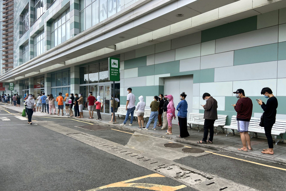 Người dân xếp hàng dài tại Trung tâm thương mại Aeon Mall Tân Phú (quận Tân Phú, Thành phố Hồ Chí Minh) chờ vào mua sắm sau thông tin siết chặt giãn cách xã hội. (Ảnh: Mạnh Linh/TTXVN)