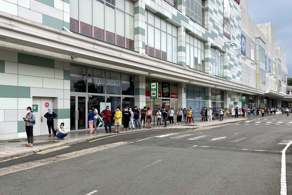 Trưa 20/8, đông đảo người dân TP Hồ Chí Minh đã tìm đến các hệ thống siêu thị, chợ, cửa hàng tạp hóa để mua thực phẩm dự trữ sau khi Chính quyền thành phố có quyết định siết chặt giãn cách ai ở đâu ở yên đó từ ngày 23/8. (Ảnh: Mạnh Linh/TTXVN)