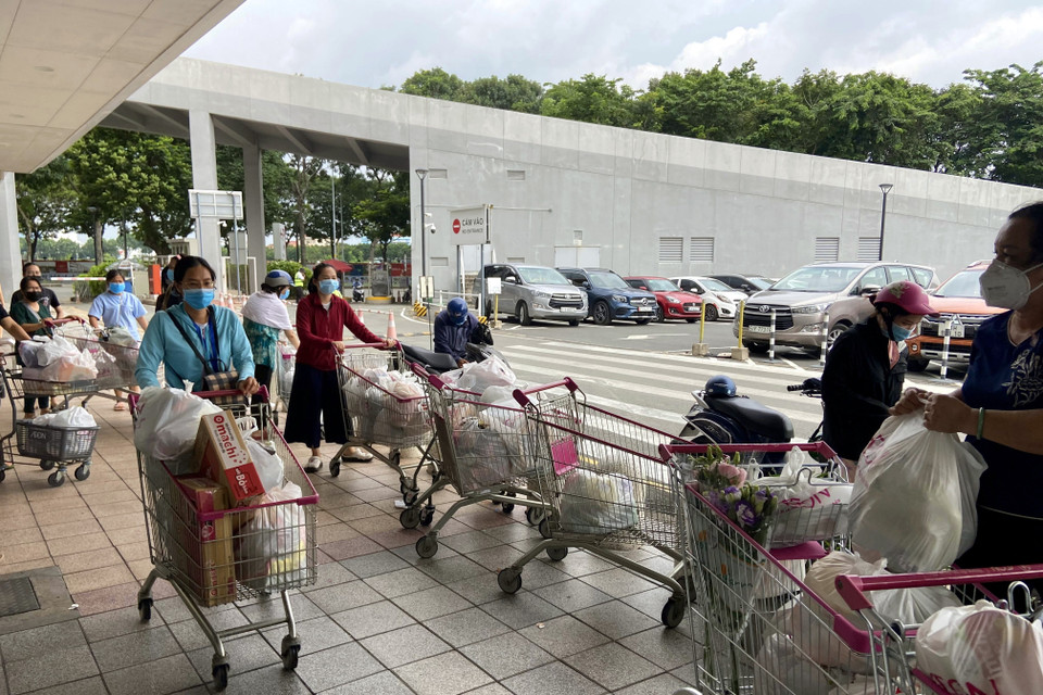 Người dân Thành phố Hồ Chí Minh mua gom thực phẩm dự trữ. (Ảnh: Mạnh Linh/TTXVN)