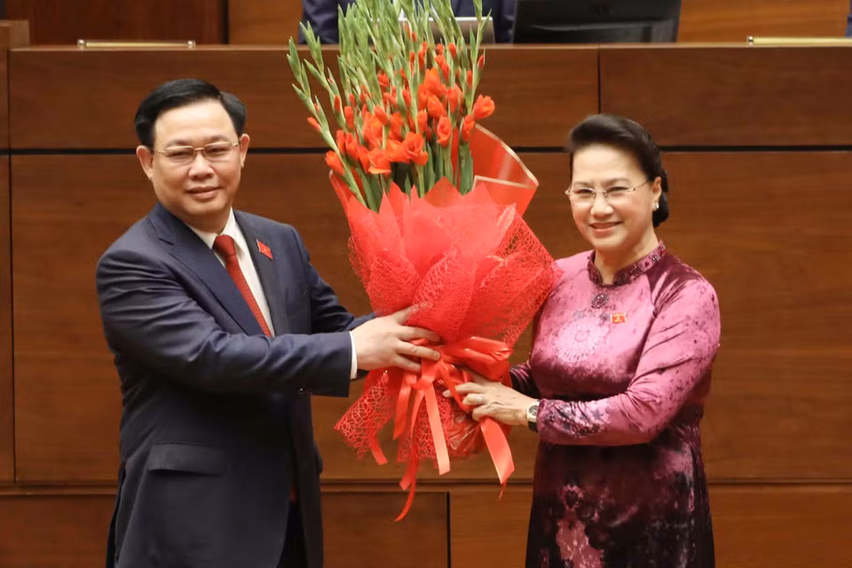 Nguyên Chủ tịch Quốc hội Nguyễn Thị Kim Ngân tặng hoa chúc mừng Chủ tịch Quốc hội Vương Đình Huệ. (Ảnh: Phương Hoa/TTXVN)