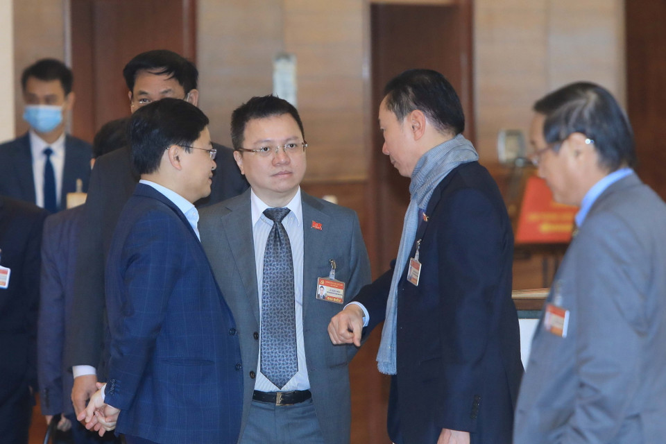 Các đại biểu thảo luận trước giờ họp đoàn, sáng 29/1. (Ảnh: TTXVN)