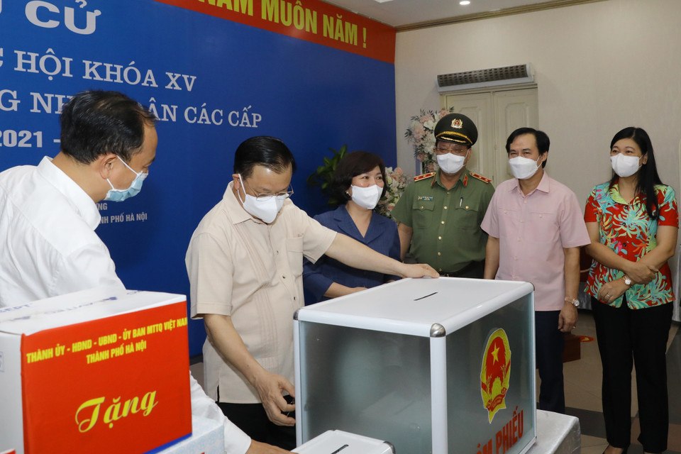 Bí thư Thành ủy Hà Nội Đinh Tiến Dũng kiểm tra công tác bầu cử và công tác phòng, chống dịch bệnh COVID-19 tại Khu vực bỏ phiếu số 8, phường Phú Thượng, quận Tây Hồ, Hà Nội. (Ảnh: Nguyễn Điệp/TTXVN)