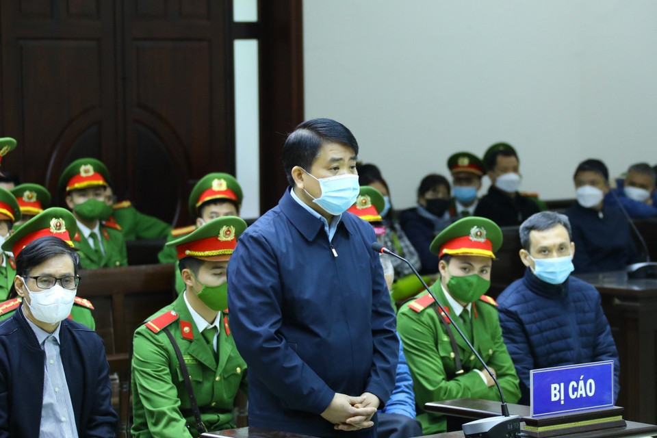 Cựu Chủ tịch UBND thành phố Hà Nội Nguyễn Đức Chung khai báo trước tòa. 