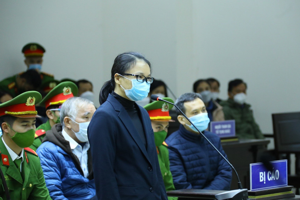 Bị cáo Phạm Thị Thu Hường (sinh năm 1974, cựu Chánh Văn phòng Sở Kế hoạch và Đầu tư thành phố Hà Nội) khai báo trước tòa. (Ảnh: TTXVN)