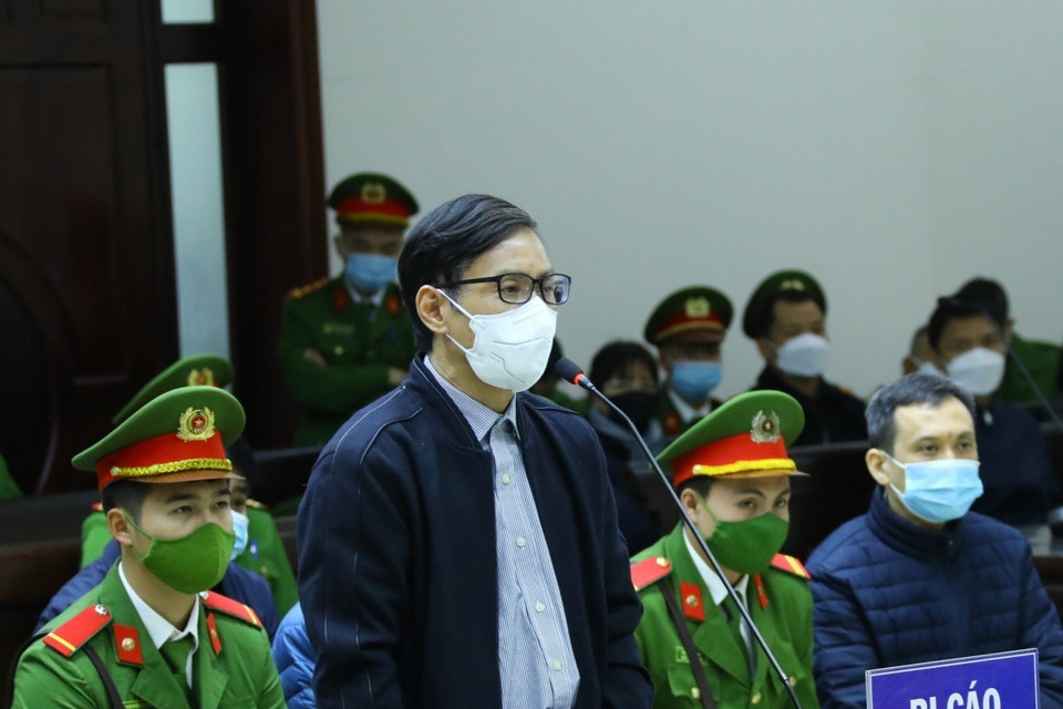 Bị cáo Nguyễn Văn Tứ (sinh năm 1965, cựu Chánh Văn phòng Thành ủy Hà Nội, cựu Giám đốc Sở Kế hoạch và Đầu tư thành phố Hà Nội) khai báo trước tòa. (Ảnh: TTXVN)