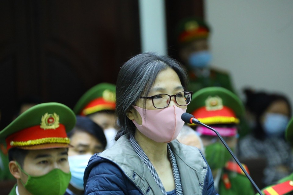 Bị cáo Phạm Thị Kim Tuyến (sinh năm 1971, cựu Trưởng phòng Đăng ký kinh doanh, Sở Kế hoạch và Đầu tư thành phố Hà Nội) khai báo trước tòa. (Ảnh: TTXVN)