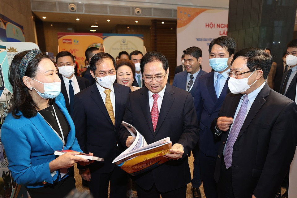 Thủ tướng Phạm Minh Chính và các đại biểu tham quan trưng bày sách, báo, tạp chí về các hoạt động ngoại giao của Việt Nam. (Ảnh: Dương Giang/TTXVN)