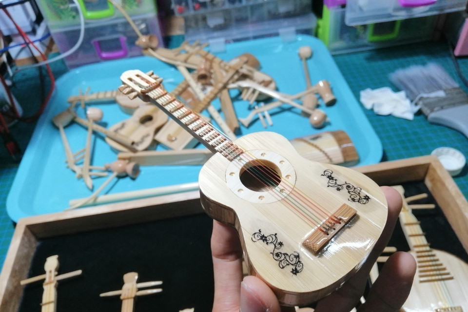 Những sản phẩm độc đáo từ tre do anh Hồ Em tạo ra. (Ảnh: Công Mạo/TTXVN)