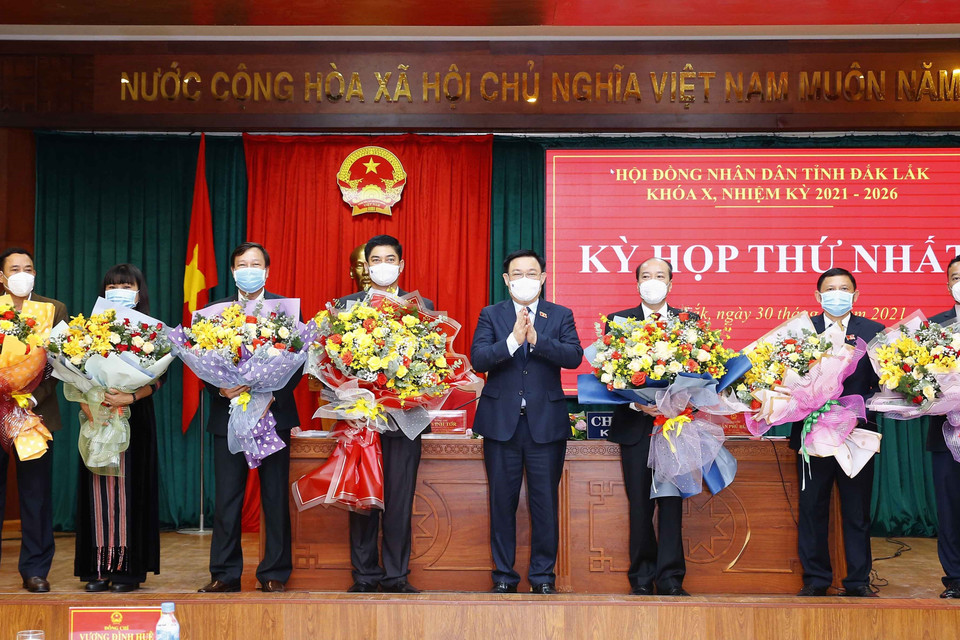Chủ tịch Quốc hội Vương Đình Huệ tặng hoa chúc mừng các đồng chí được bầu vào các chức danh của Hội đồng Nhân dân, Ủy ban Nhân dân Đắc Lắk khóa X. (Ảnh: Doãn Tấn/TTXVN)