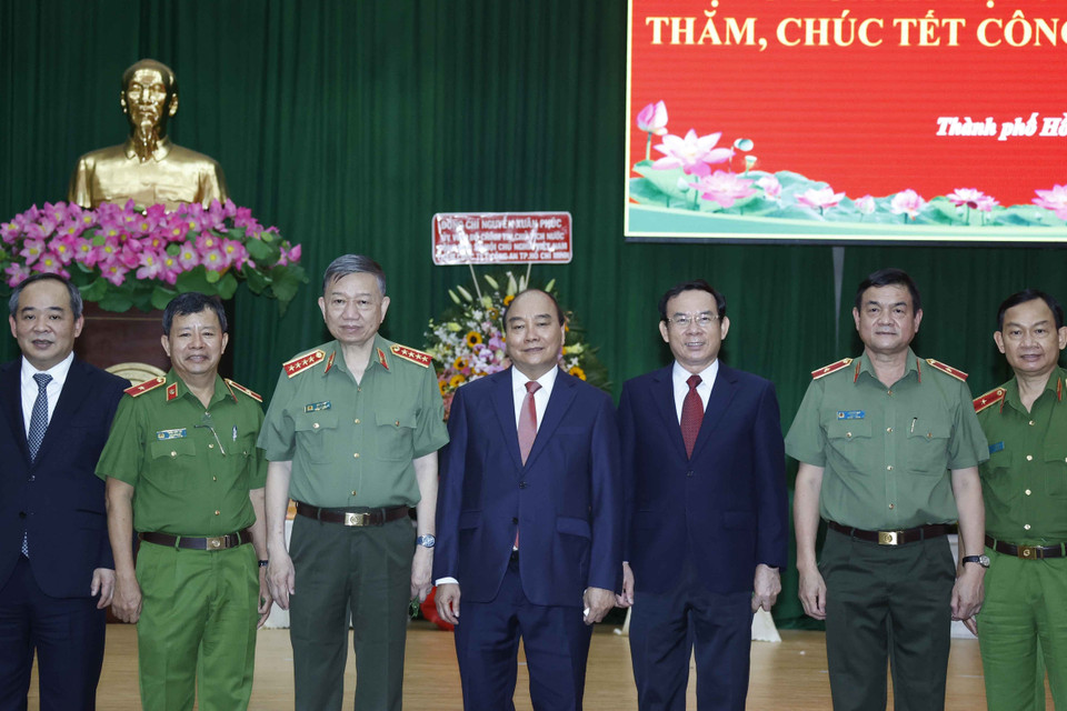 Chủ tịch nước Nguyễn Xuân Phúc, Bí thư Thành ủy Thành phố Hồ Chí Minh Nguyễn Văn nên với Ban Giám đốc Công an Thành phố Hồ Chí Minh. (Ảnh: Thống Nhất/TTXVN)