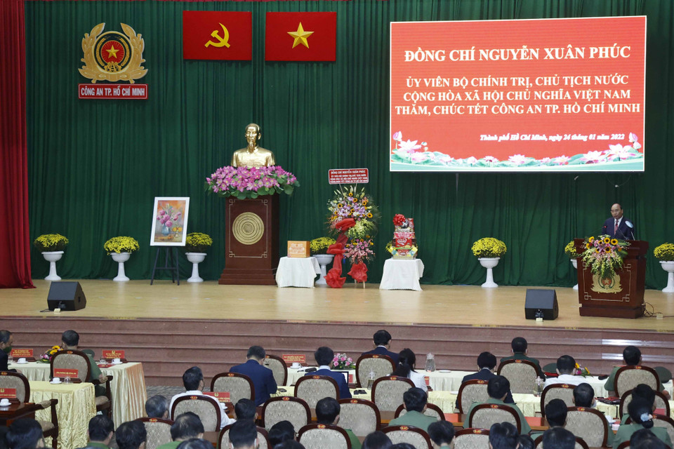 Quang cảnh buổi gặp chúc Tết cán bộ, chiến sỹ Công an Thành phố Hồ Chí Minh của Chủ tịch nước Nguyễn Xuân Phúc . (Ảnh: Thống Nhất/TTXVN)