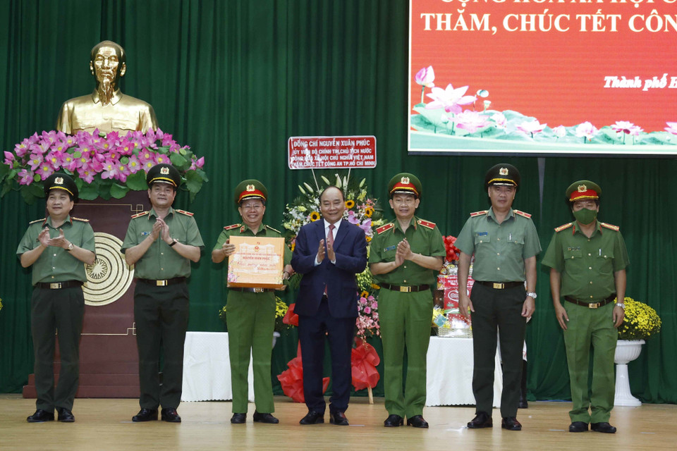 Chủ tịch nước Nguyễn Xuân Phúc tặng quà Tết cho cán bộ, chiến sỹ Công an Thành phố Hồ Chí Minh. (Ảnh: Thống Nhất/TTXVN)