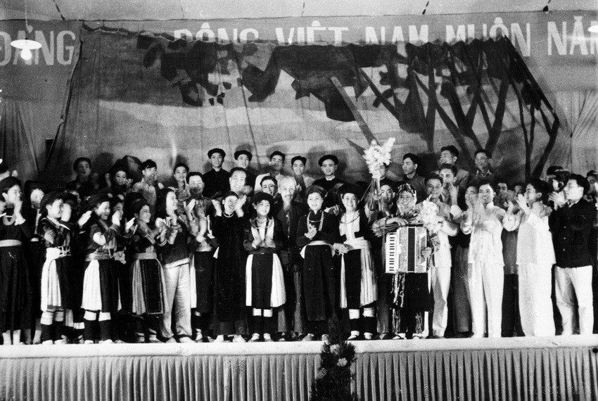 Chủ tịch Hồ Chí Minh với đoàn văn công sau buổi biểu diễn chào mừng Người lên thăm tỉnh Hà Giang (27/3/1961). (Ảnh: TTXVN)