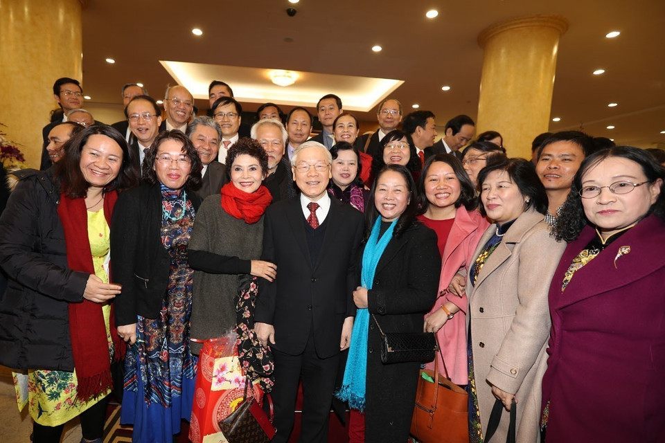 Tổng Bí thư Nguyễn Phú Trọng với các đại biểu trí thức, văn nghệ sĩ ngày 7/2/2018. (Ảnh: Trí Dũng/TTXVN)