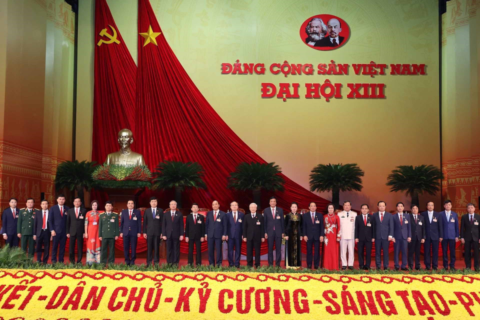  Lãnh đạo Đảng, Nhà nước chụp ảnh chung với Đoàn đại biểu Đảng bộ tỉnh Hưng Yên. (Ảnh: TTXVN)