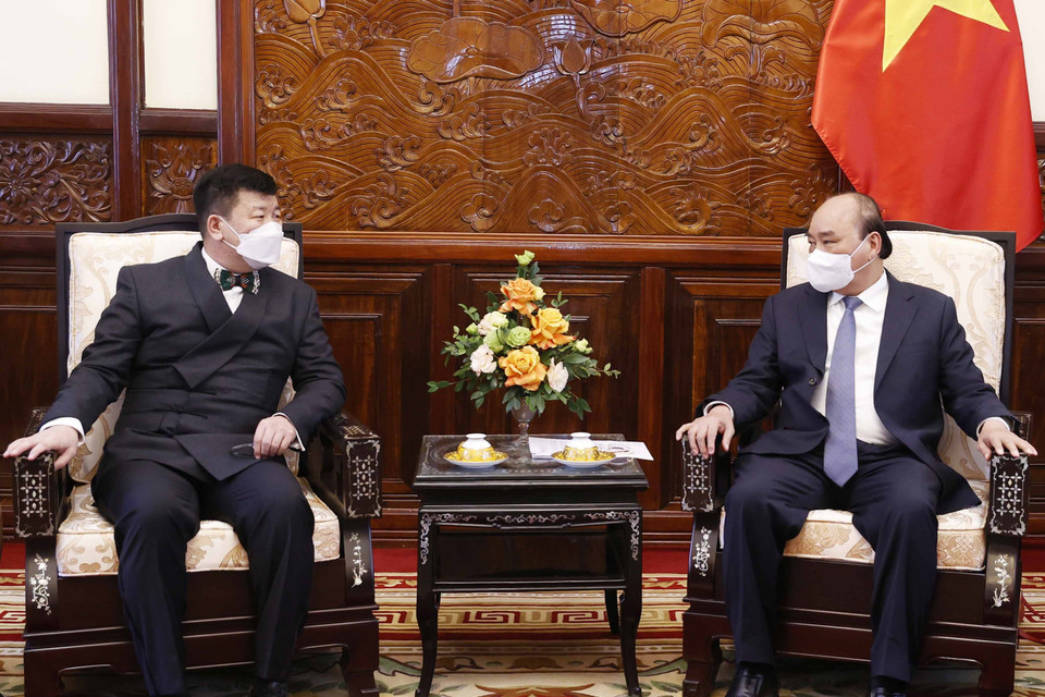 Chủ tịch nước Nguyễn Xuân Phúc tiếp Đại sứ Mông Cổ Jigjee Sereejav. (Ảnh: Thống Nhất/TTXVN)