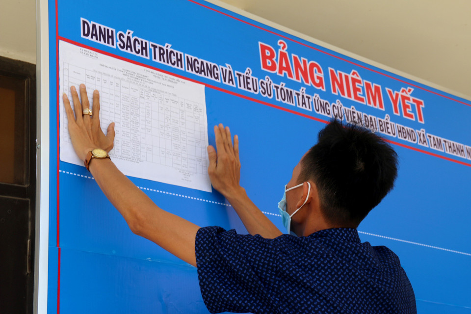 Niêm yết danh sách người ứng cử để cử tri theo dõi tại xã Tam Thanh. (Ảnh: Nguyễn Thanh/TTXVN)